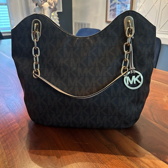 Michael Kors Shoulder Bag with Gold Chain Straps - Picture 1 of 6